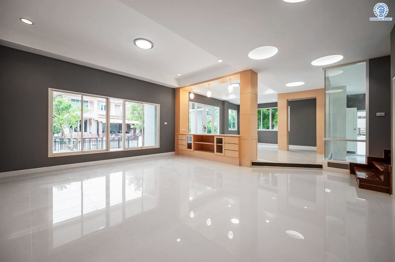 บ้านเดี่ยวมือสอง โครงการ เดอะวอเตอร์เฮ้าส์ กาญจนาฯ-บางบอน รองรับทุกความสุข เนื้อที่ 117.1 ตร.ว. ฟังก์ชัน 5 ห้องนอน 4 ห้องน้ำ 1 ห้องอเนกประสงค์ 1 ห้องแม่บ้าน จอดรถได้ 1 คัน บนทำเลใกล้รถไฟฟ้าสายสีน้ำเงิน "สถานีหลัก2" และจุดขึ้นทางด่วน "พระราม2" และ The Mall บางแค